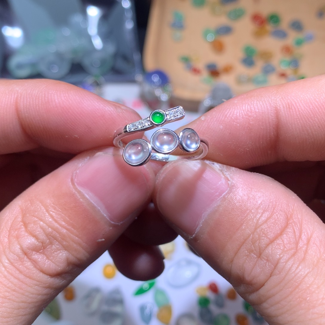 翡翠颈饰未镶嵌戒指