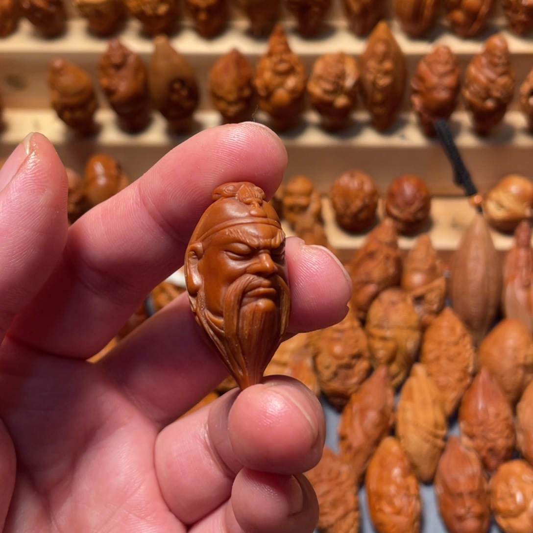 橄榄核把件红料关公