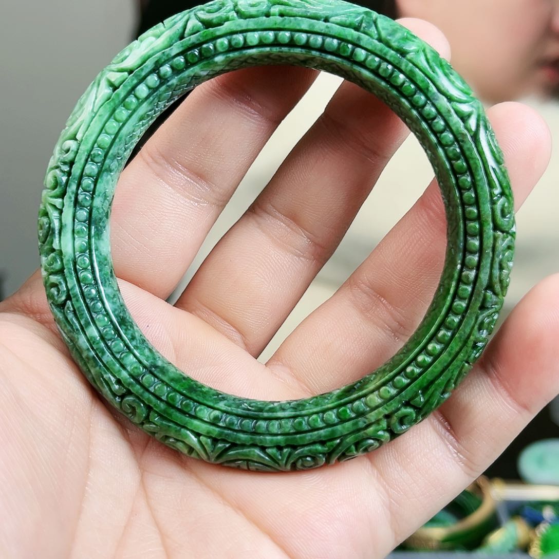 翡翠颈饰未镶嵌手镯