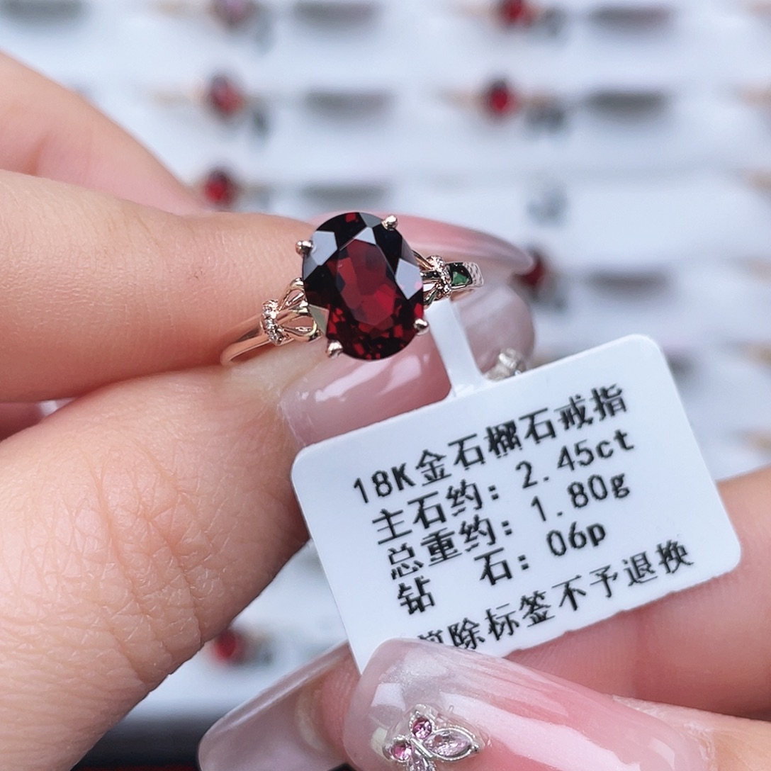 18K金镶嵌石榴石戒指