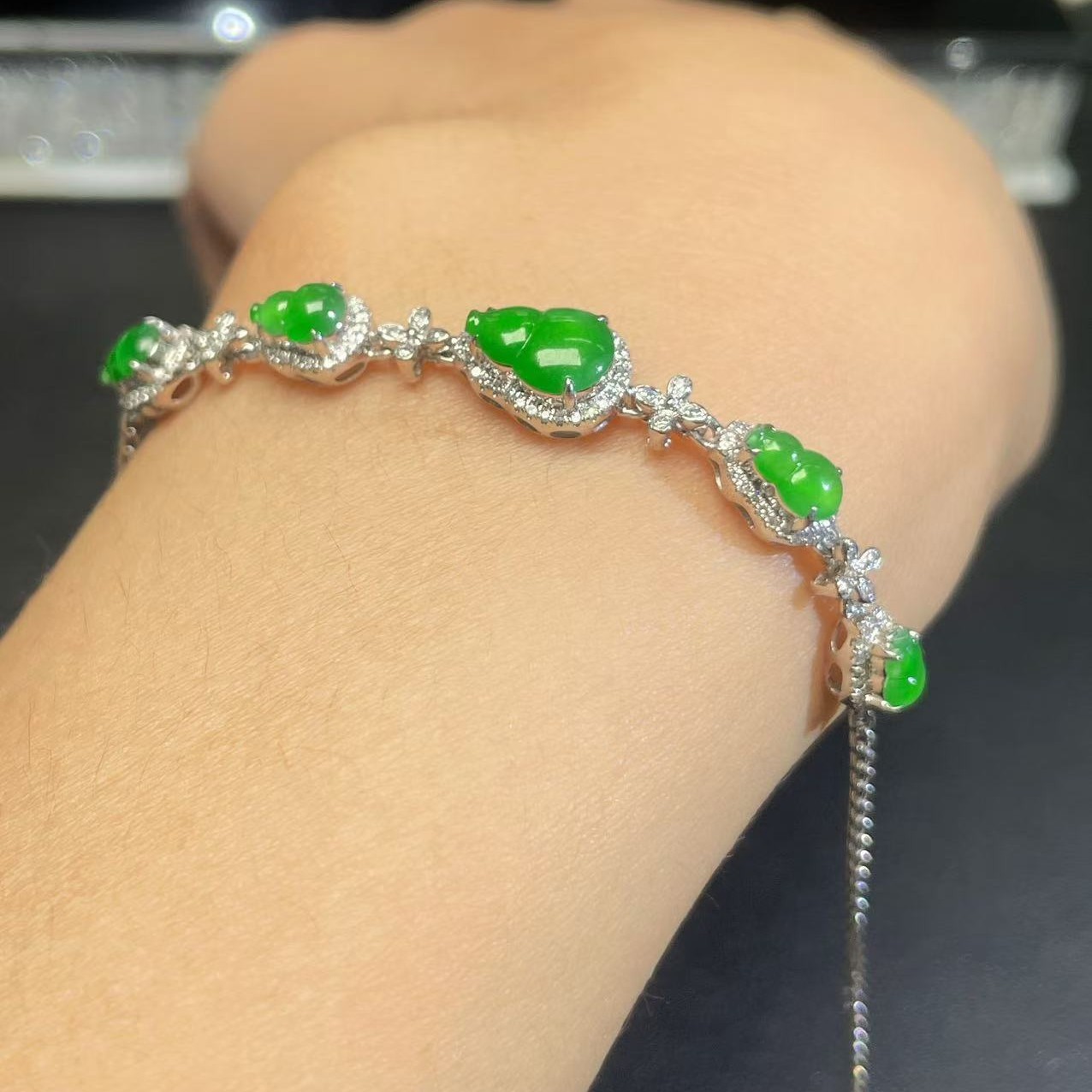 18k镶嵌缅甸a货翡翠吊坠