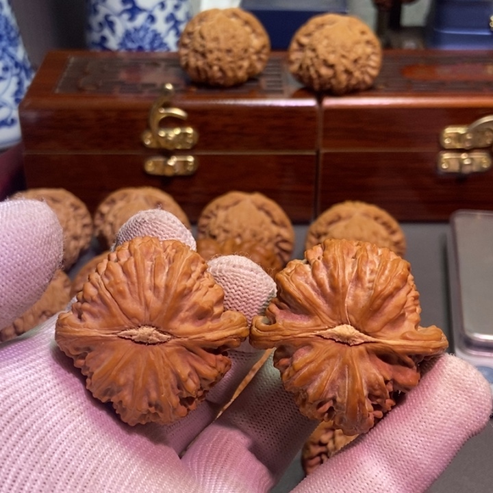 桃核把件于**灬白狮子核桃