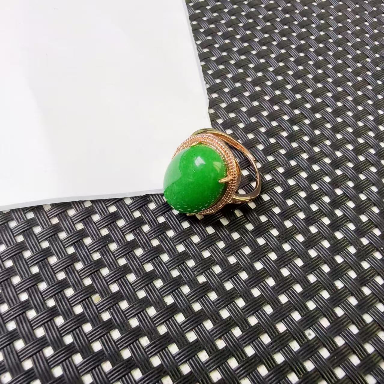 [石矿]A1502正绿蛋面戒指