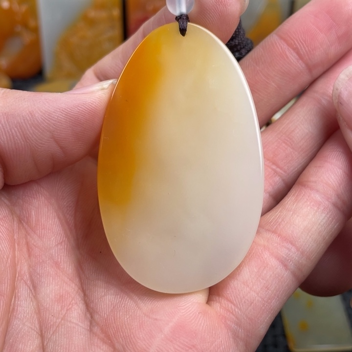 石英质玉（黄龙玉）颈饰未镶嵌