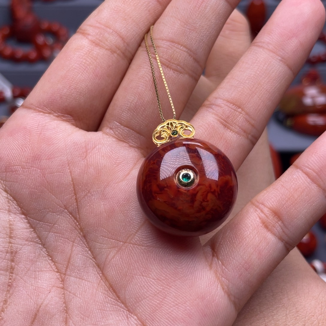 木***鱼南红玛瑙18K金镶嵌珠宝奇石平安扣吊坠