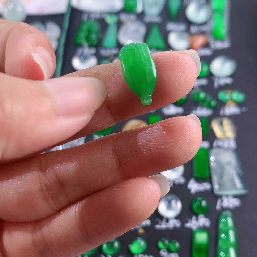 【闪购商品】翡翠颈饰未镶嵌莲蓬