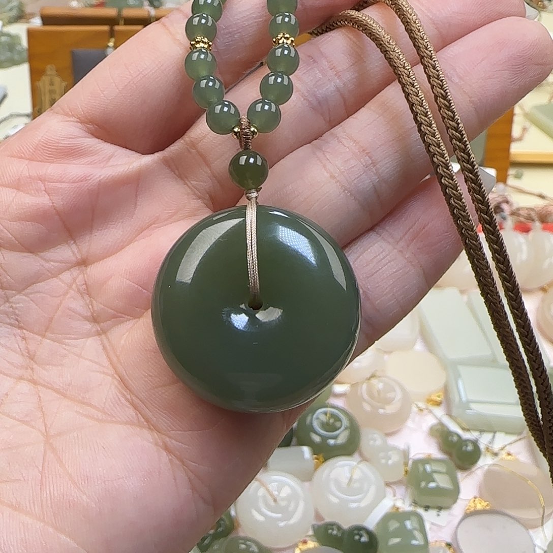 不***"和田玉未镶嵌颈饰