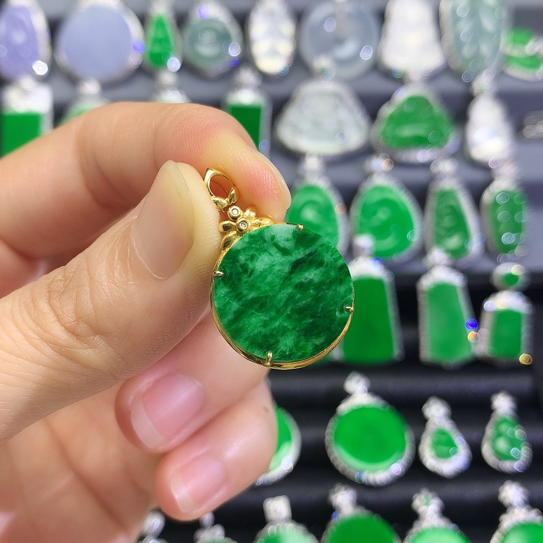 翡翠18K金镶嵌颈饰吊坠