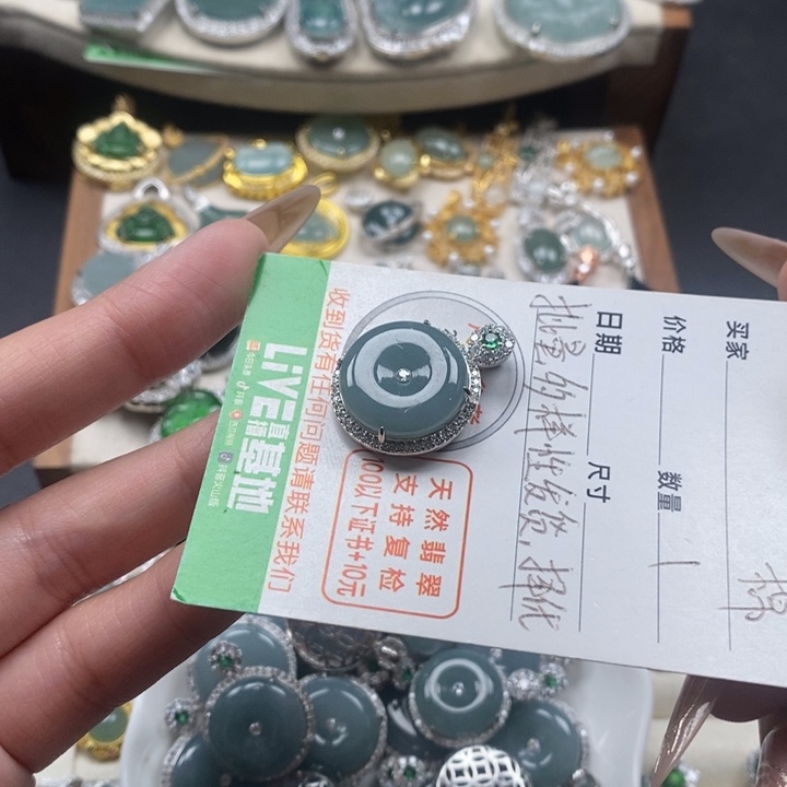 翡翠颈饰未镶嵌翡翠