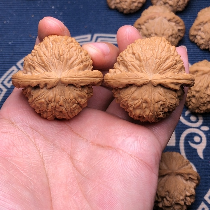 文玩核桃吊坠白狮子