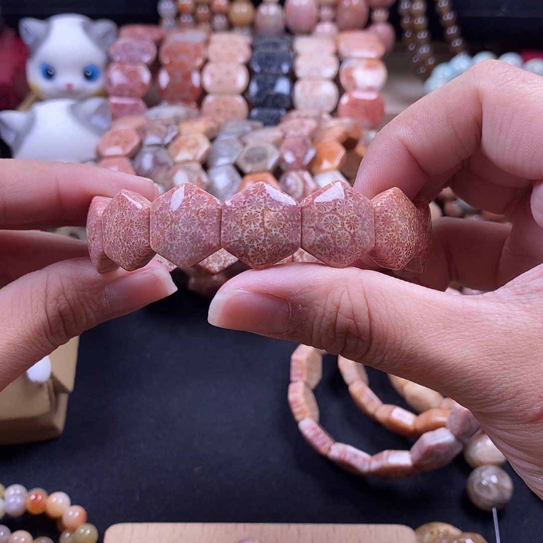 硅化珊瑚（珊瑚玉）手牌未镶嵌桃*子