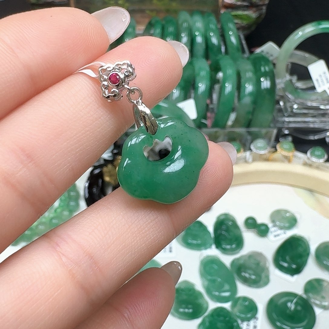 石英质玉（非洲翠）未镶嵌颈饰