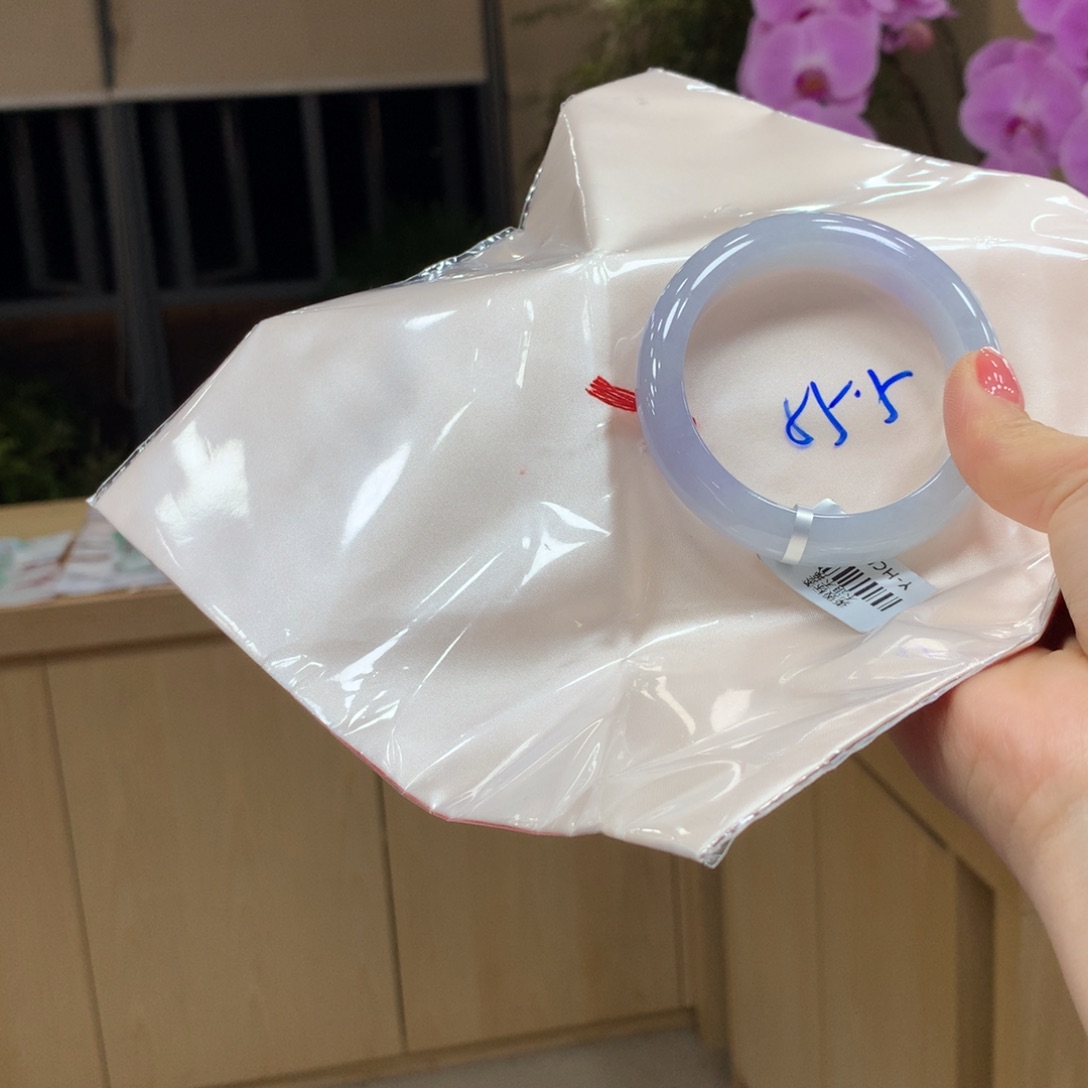 翡翠手镯未镶嵌不退不换