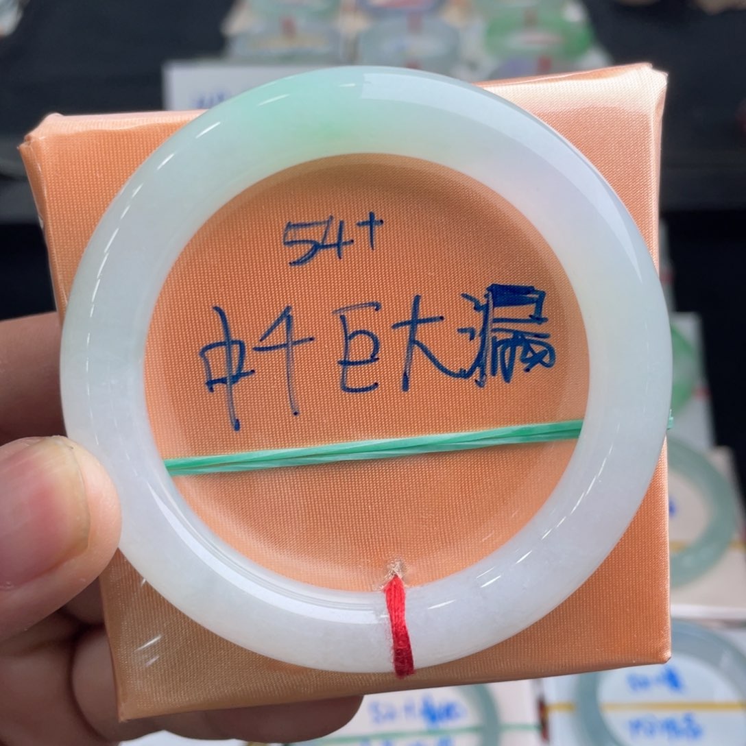翡翠手镯未镶嵌翡翠手镯