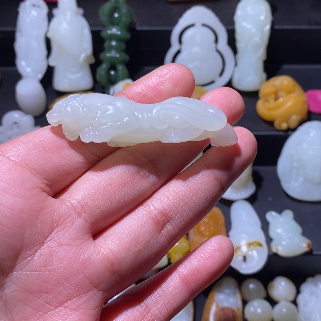 背***影和田玉未镶嵌颈饰