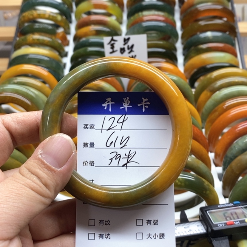 【闪购商品】蛇纹石玉手镯未镶嵌上****！