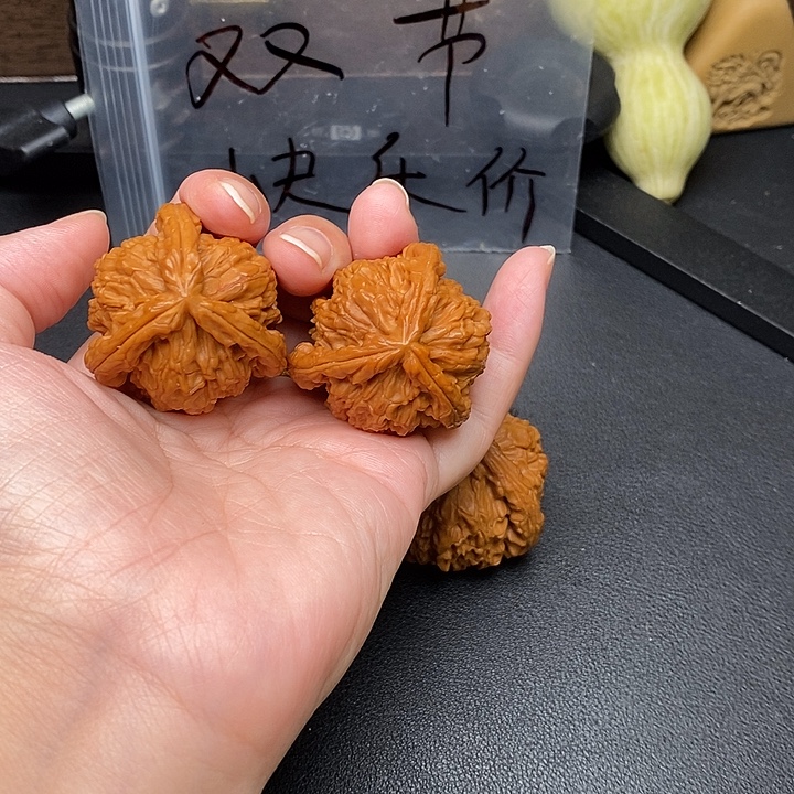 火***男文玩核桃把件白奔