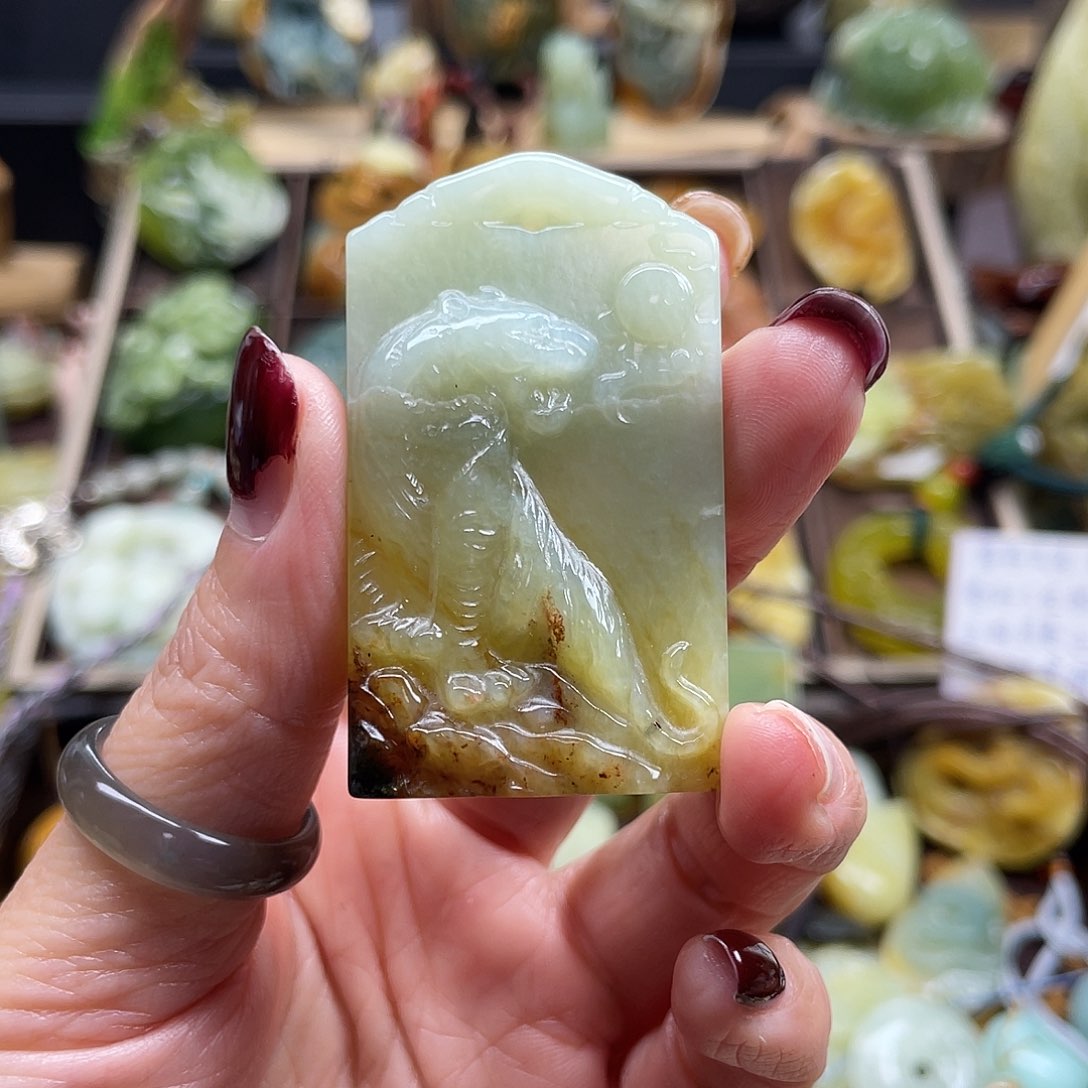 蛇纹石玉颈饰未镶嵌有*君花玉老虎