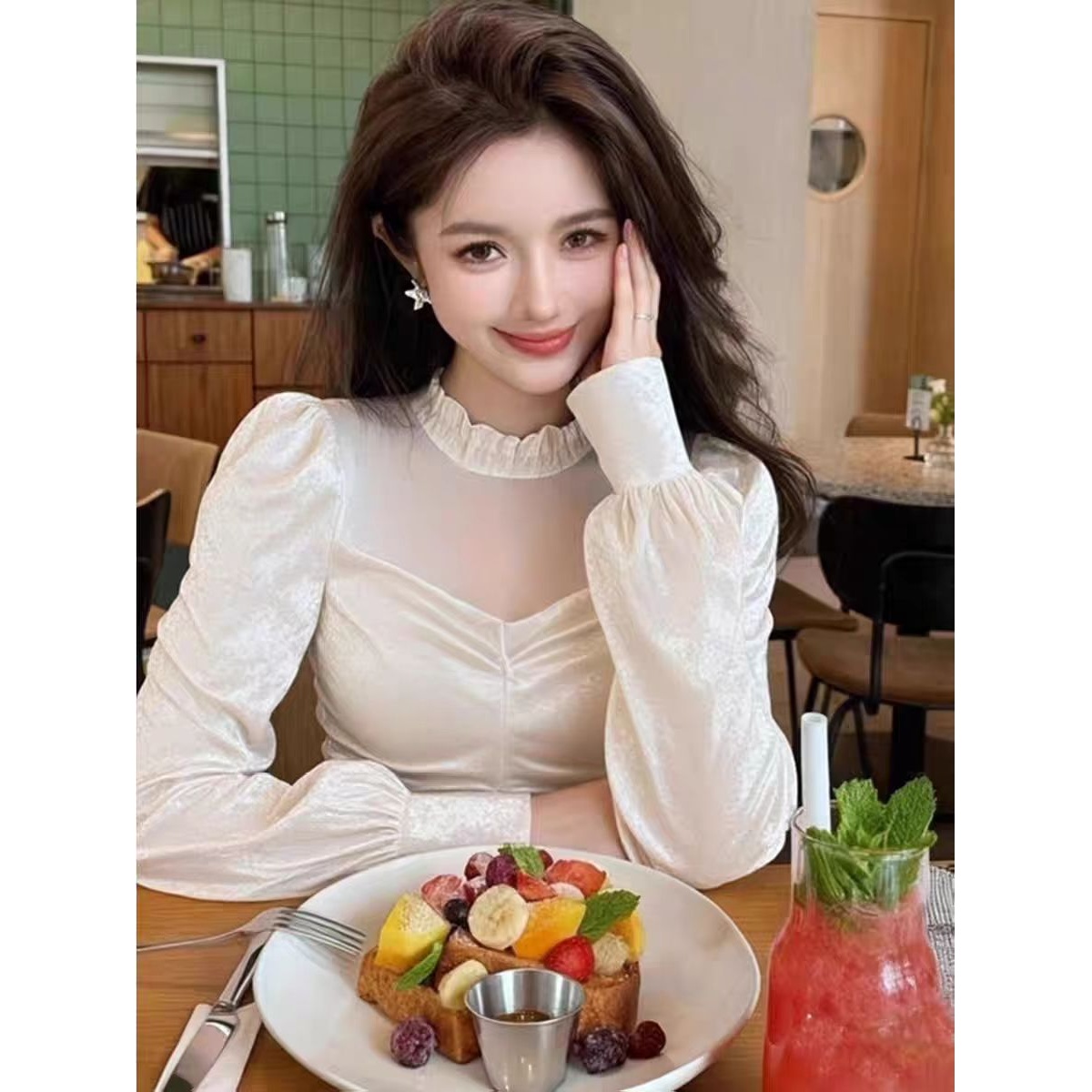 2025新款秋冬巨好看法式轻熟小众不撞款穿搭时尚气质白色丝绒上衣