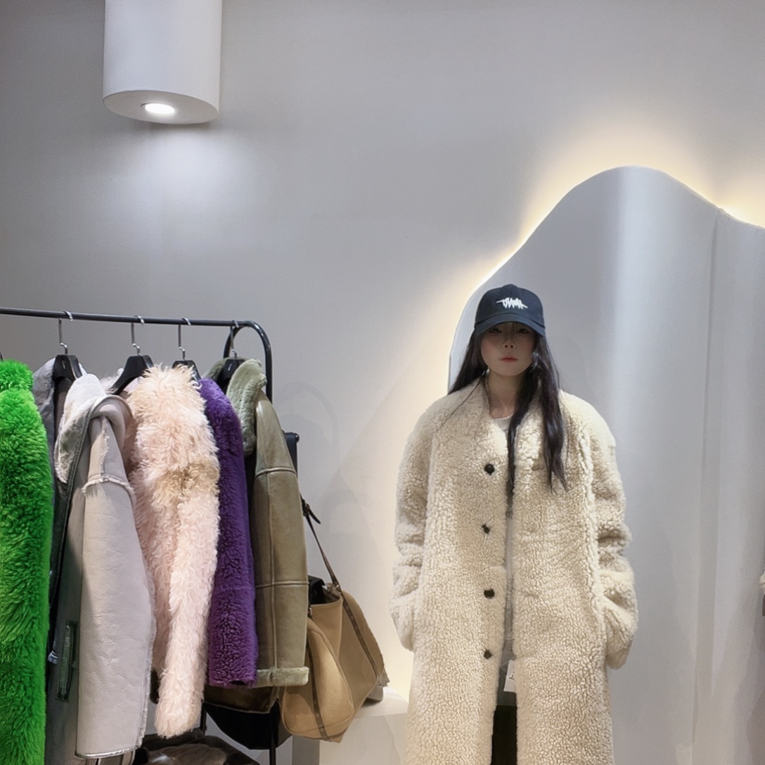 真皮皮毛一体外套223-3461。120斤内