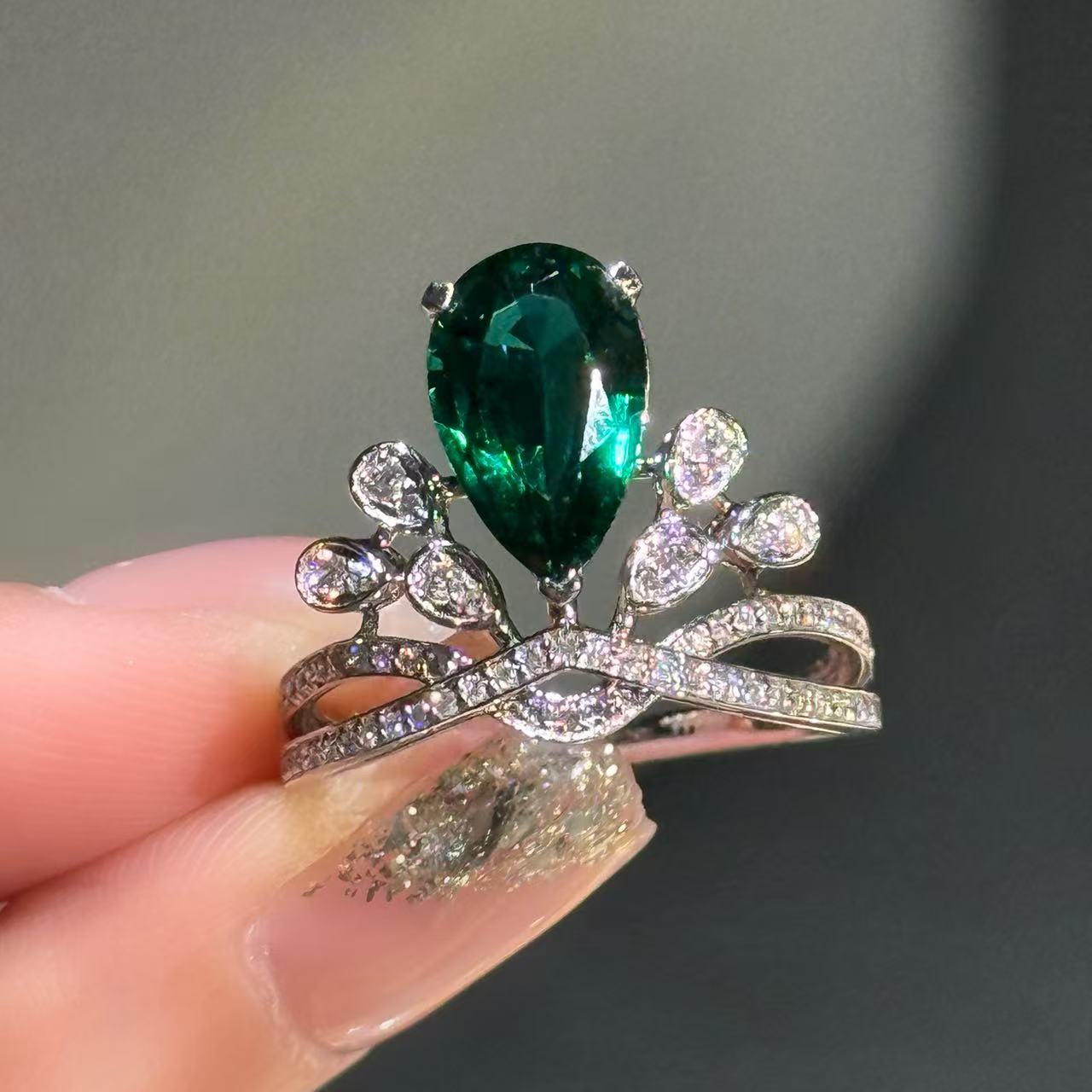 QANNA【绿色大水滴皇冠】【设计款】奢华名媛风经典皇冠钻石戒指HD