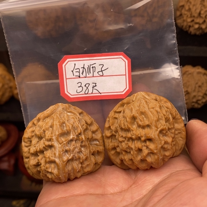 文玩核桃吊坠白狮子