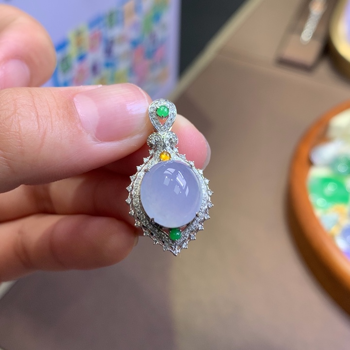 翡翠18K金镶嵌颈饰翡翠