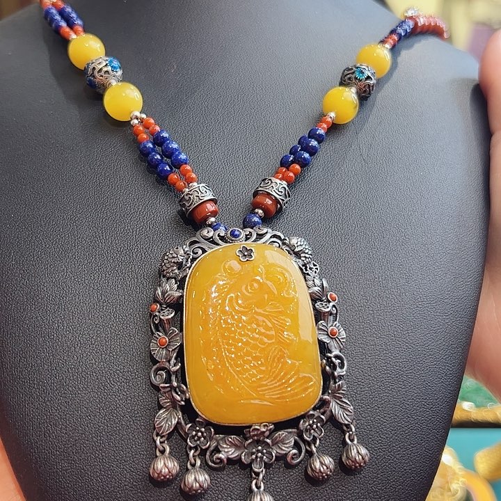 琥珀颈饰未镶嵌古风