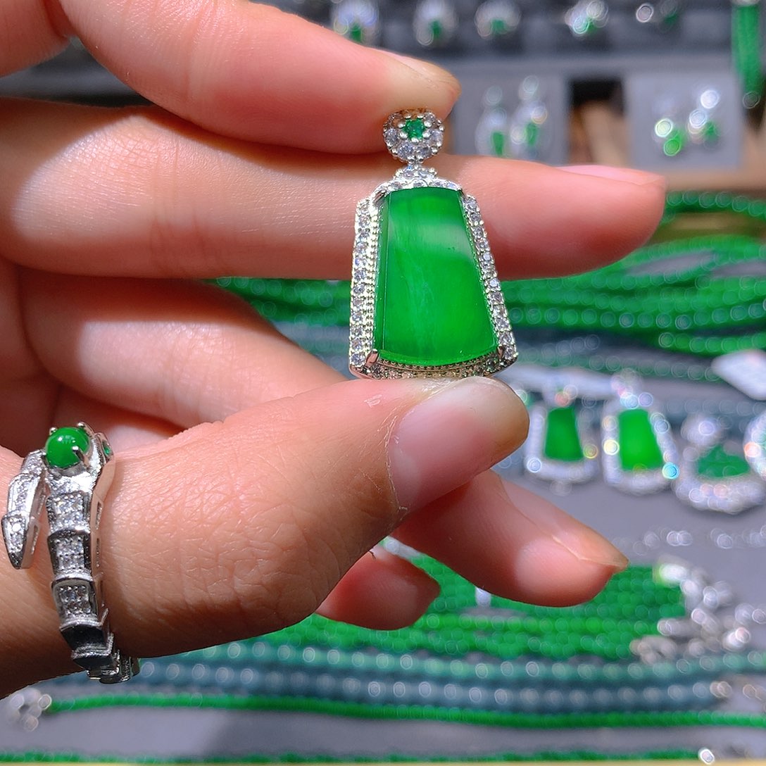 翡翠耳饰未镶嵌天然翡翠