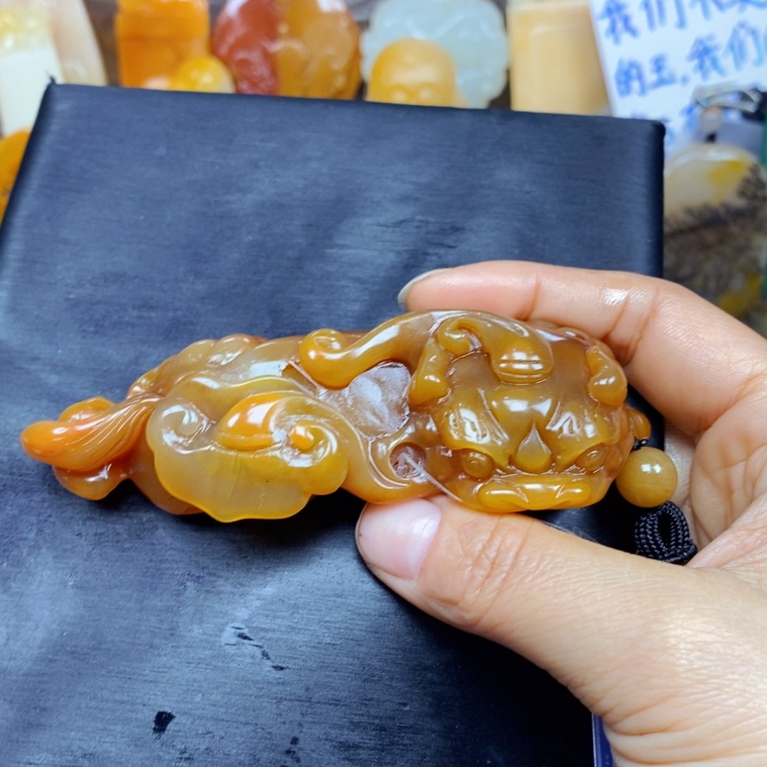 石英质玉（黄龙玉）颈饰未镶嵌