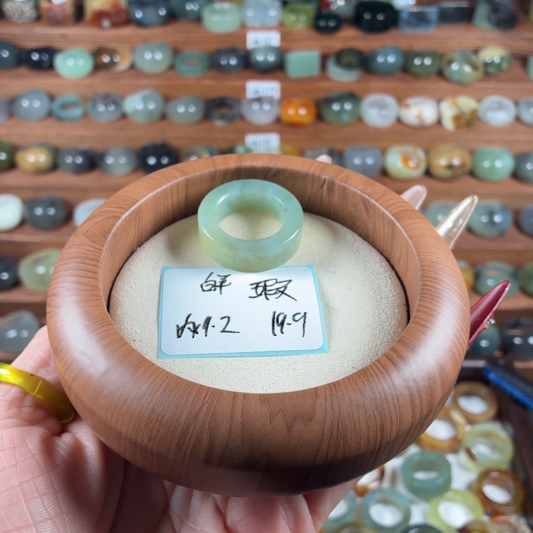 白***孩蛇纹石玉未镶嵌戒指