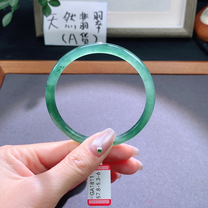 翡翠手镯未镶嵌天然翡翠手镯