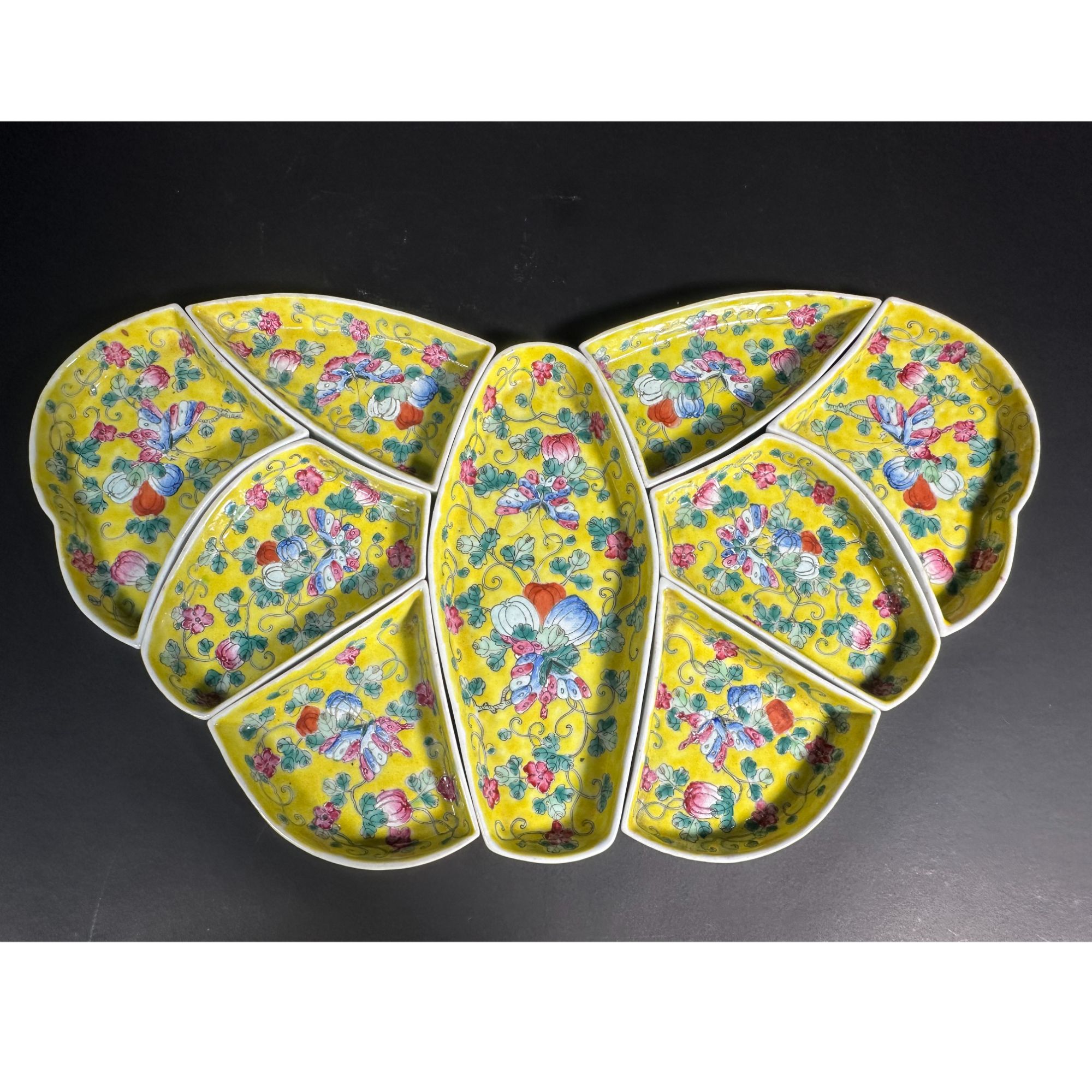 Lot13:黄地粉彩瓜瓞连绵纹蝴蝶形攒盘