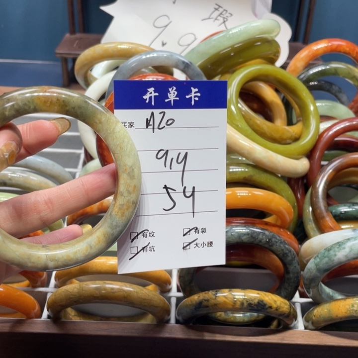 蛇纹石玉手镯未镶嵌好*姐