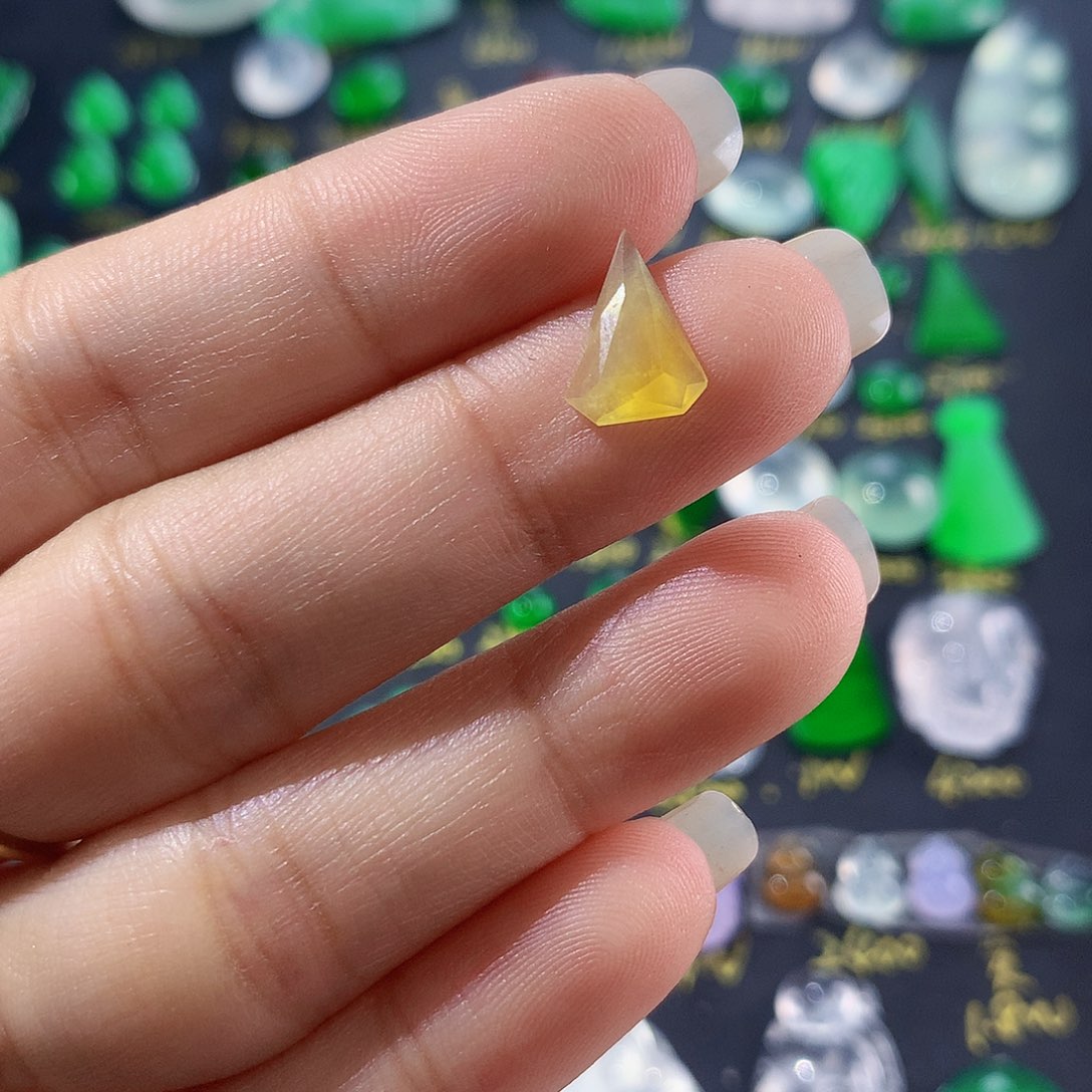 【闪购商品】翡翠颈饰未镶嵌钻切