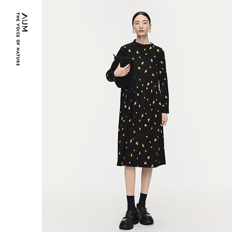 AUM噢姆25年冬季休闲时尚清新提花小碎花连衣裙M1FZ41816