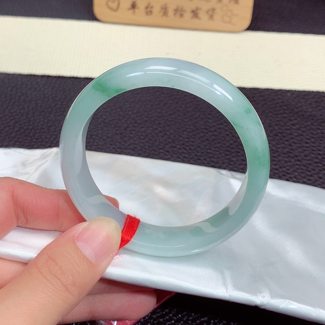 翡翠手镯未镶嵌585