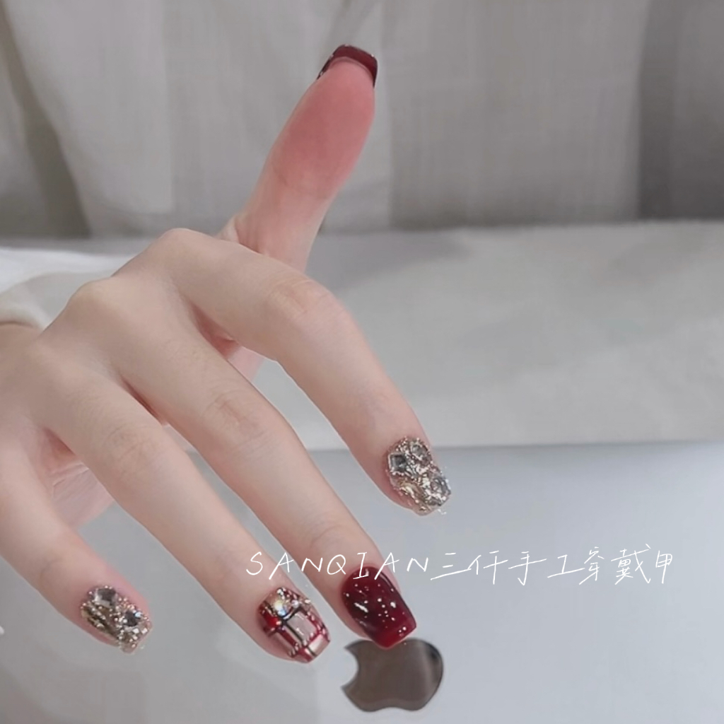 【圣诞颂歌】手工穿戴甲 高级感酒红碎钻美甲 手绘格纹款 