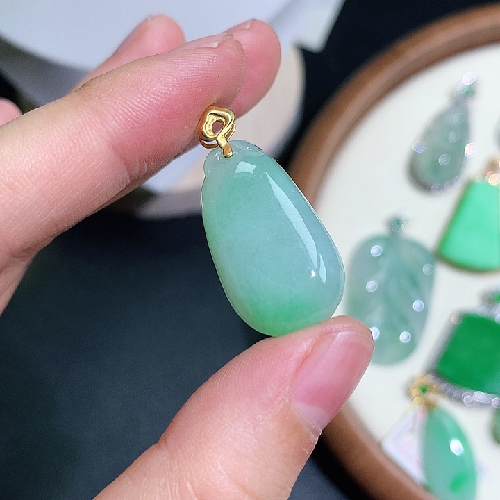 翡翠18K金镶嵌颈饰福瓜