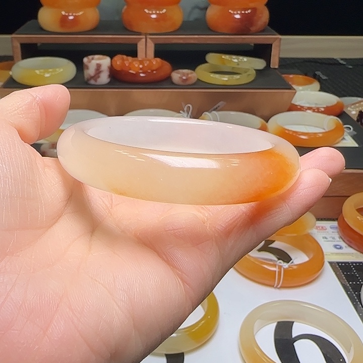 呆***货石英质玉（黄龙玉）未镶嵌手镯