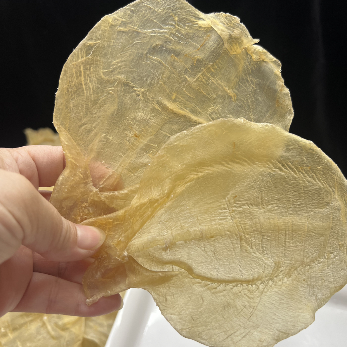 甲肚鱼胶又叫蜘蛛片，性价比特别好，口感很好。孕妇小孩都爱吃