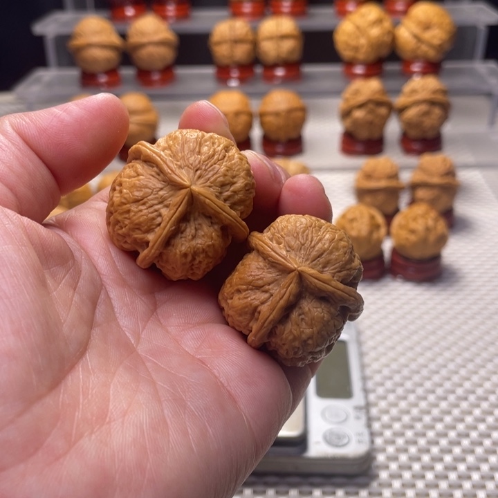 文玩核桃把件24聚宝瓶三棱