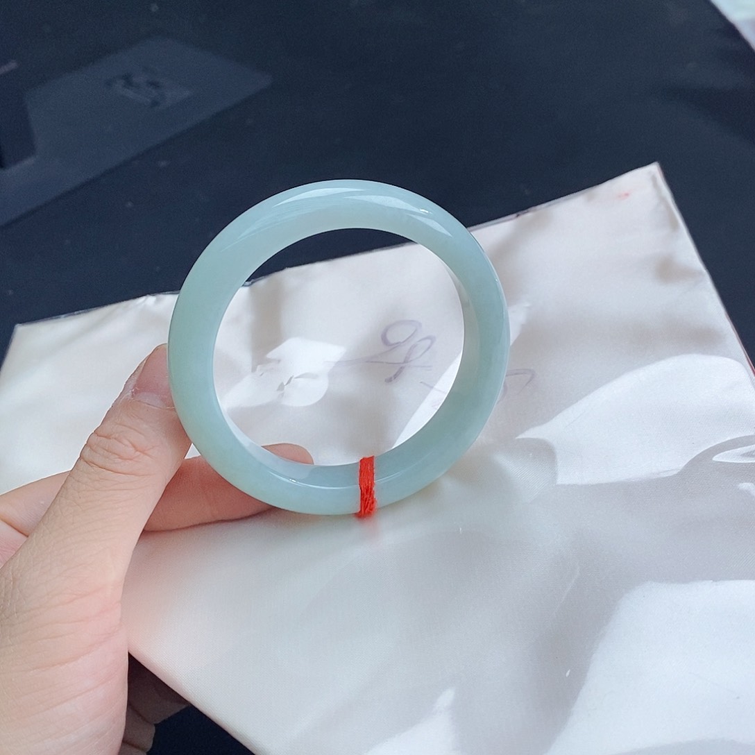 翡翠手镯未镶嵌翡翠