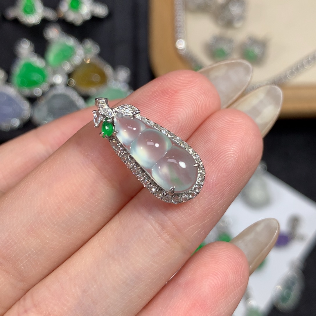 翡翠18K金镶嵌吊坠(赠链)蓝底飘绿炸光豆子