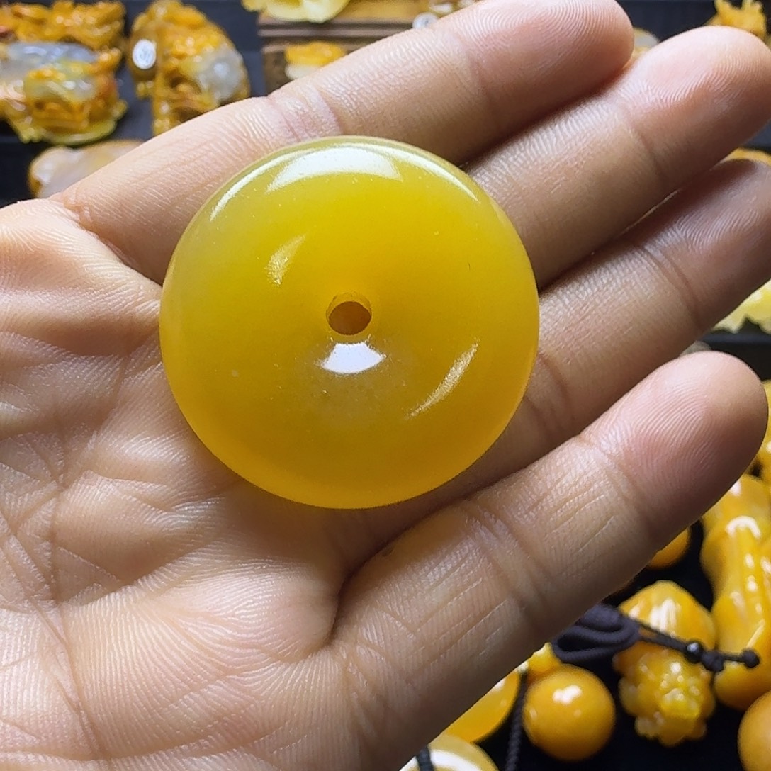 石英质玉（黄龙玉）未镶嵌颈饰