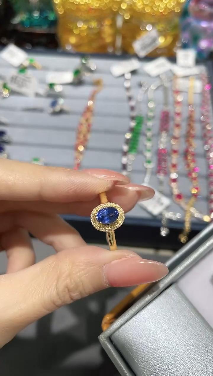 18K金镶嵌天然蓝宝石戒指戴妃款