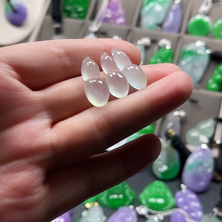 翡翠未镶嵌颈饰葫芦