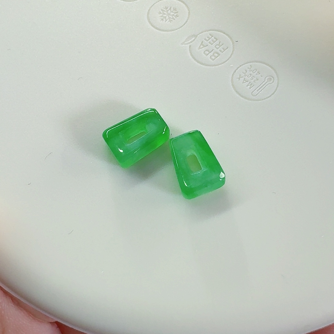 翡翠颈饰未镶嵌方扣一对