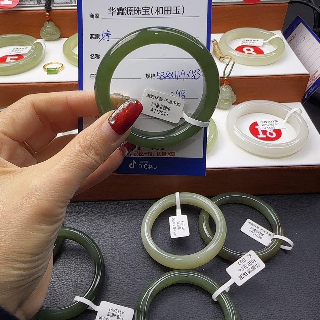 婷***。和田玉未镶嵌手镯