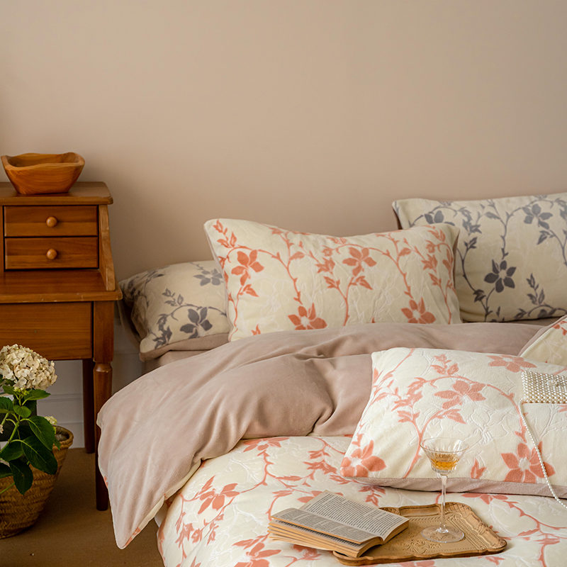 新款雕花牛奶绒四件套轻奢